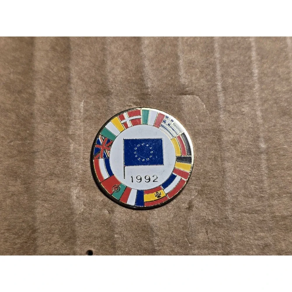 Vintage 1992 European Union Treaty Member Nations Flag Commemorative Pin G18